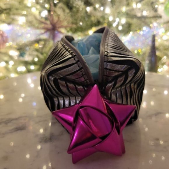 NEW MAC Metallic Makeup Bag - Picture 4 of 7